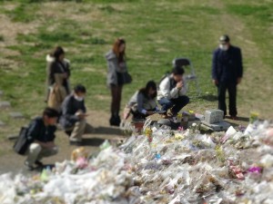 川崎の現場では、被害者を悼む人が続々と集まってきていた