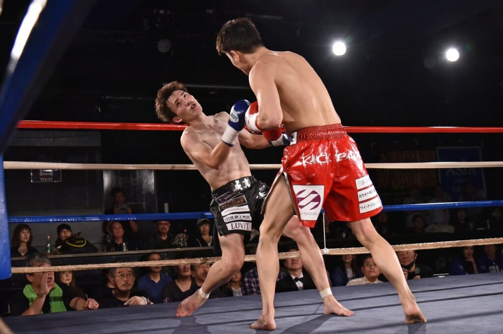細見直生の右ストレートで意識が飛んだ正哉はゆっくりと倒れ込んだ