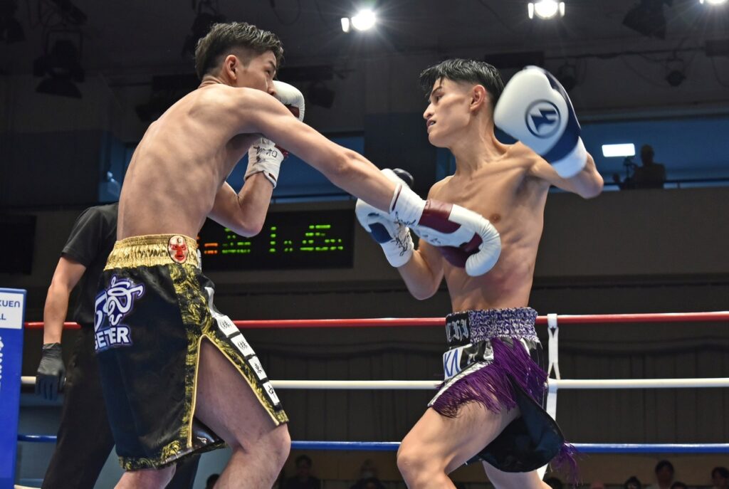 一瞬を逃さない永井雷智の左フックが中島隆徳を襲う直前