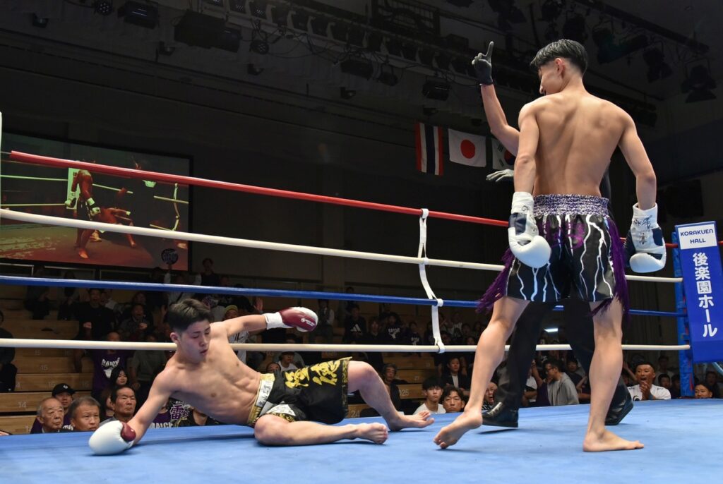 ノックダウンを喫した中島隆徳に手応えありと確信の永井雷智