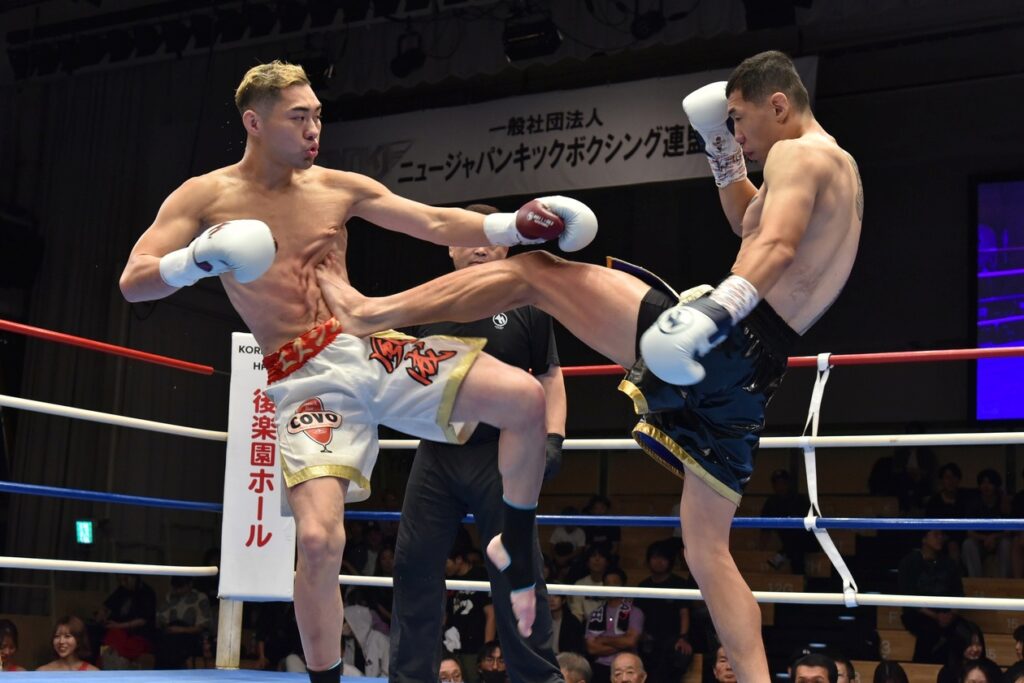 金智燮の蹴りは鋭く重く風成の突進を挫いた