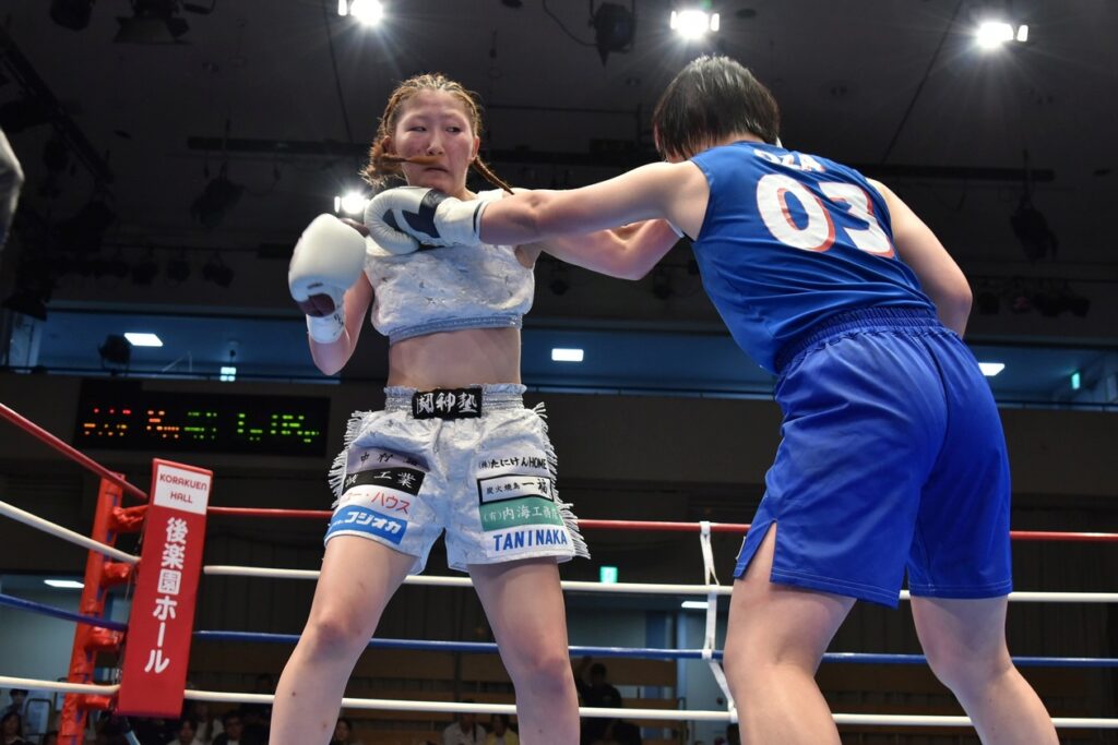 中止寸前から試合成立。攻防は激しく打ち合った珠璃と小澤聡子
