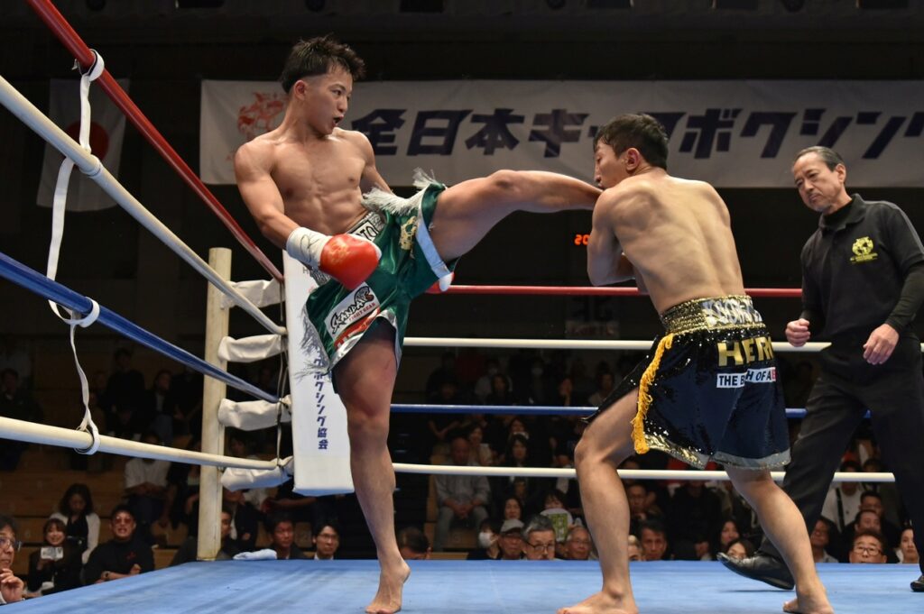 広翔の左ハイキック。狙いは良いが当たりは浅い