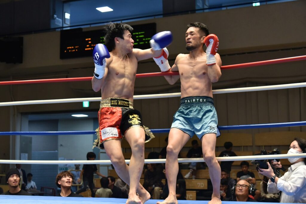 健吾のバックハンドブローがヒットする直前