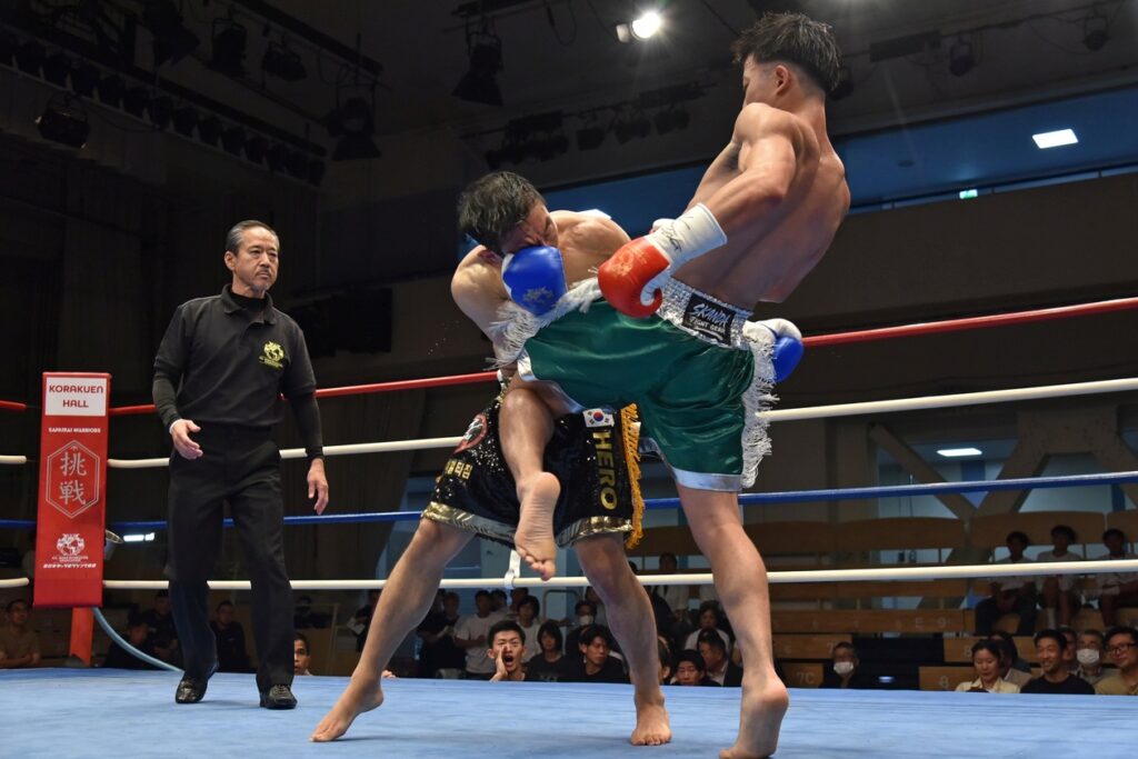 広翔のヒザ蹴り。離れても接近戦でも主導権支配した