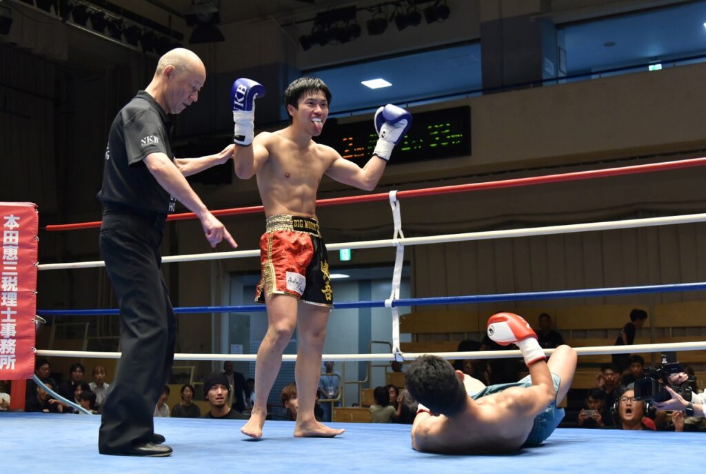 してやったり表情の健吾。一発で仕留めるTKO
