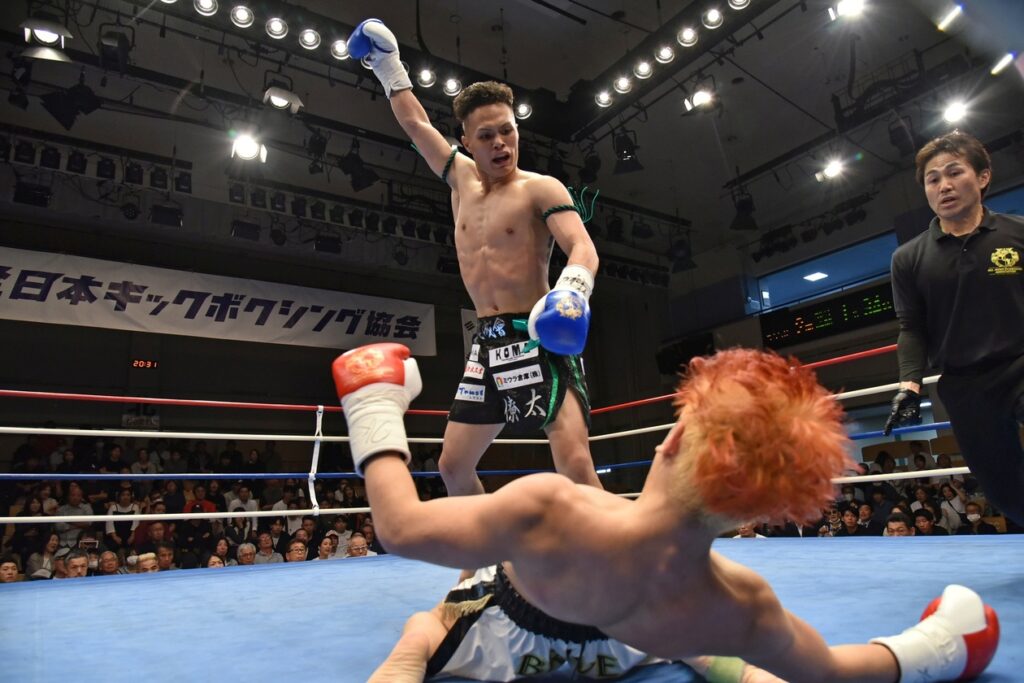 福僚太が連打から右ストレートで最初のノックダウンを奪った