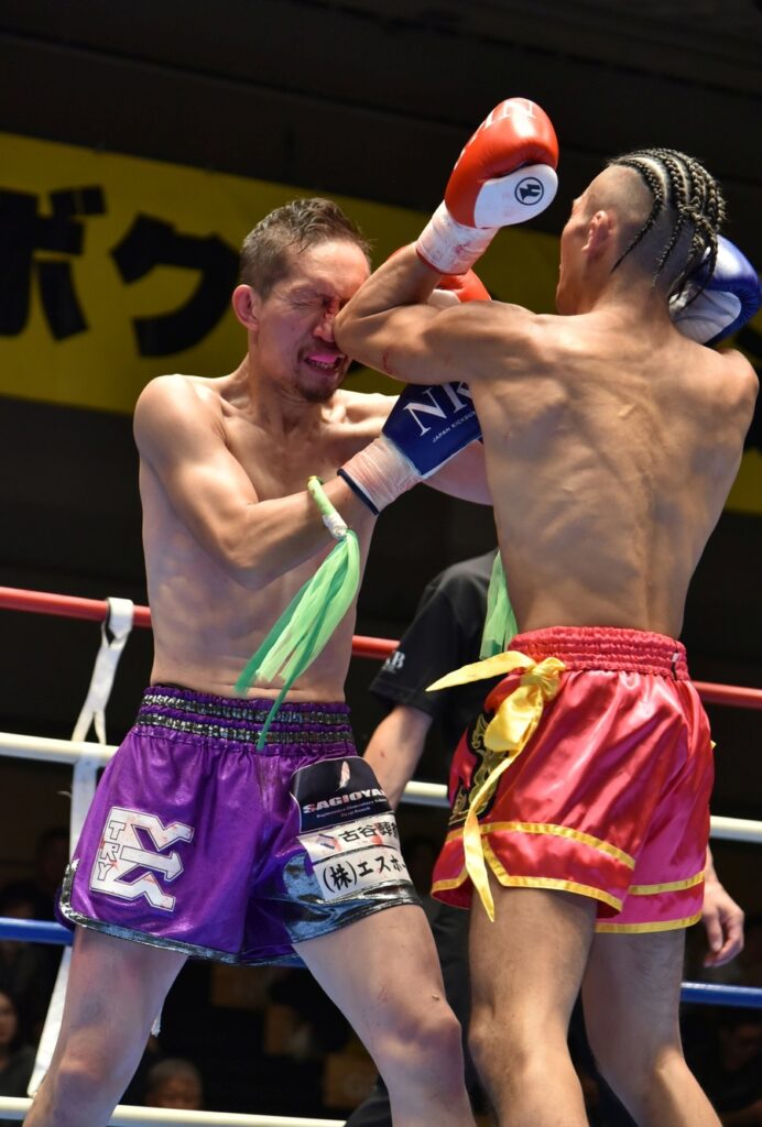 矢吹翔太のヒジ打ちが半澤信也の鼻を潰す。ヒジ打ちは何度も襲った
