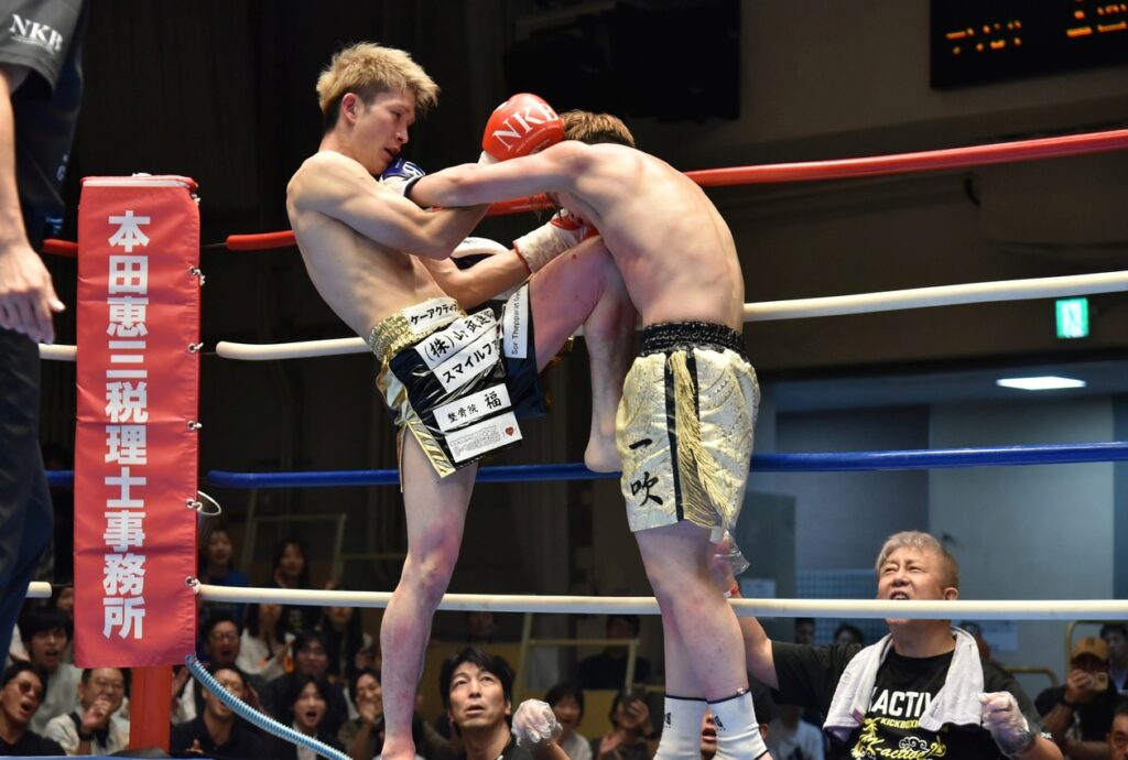 堀井幸輝の勢い増してヒザ蹴りが香村一吹を苦しめた延長ラウンド